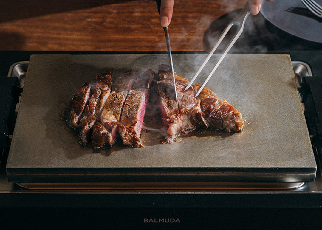 肉を切っている